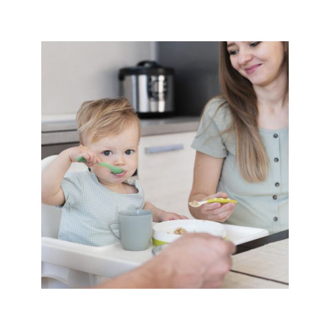 Детское кресло 2 в 1 для кормления с подносом и ремнями.